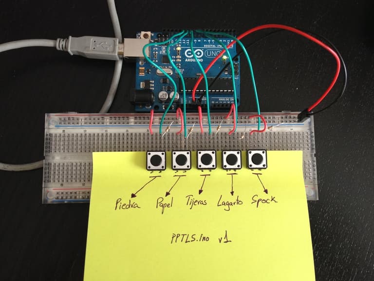 Interfaz muy sencilla donde los botones se pinchan directamente sobre un postit con anotaciones directamente sobre la protoboard